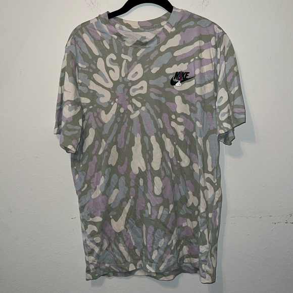 Men’s Nike Graphic Tee - Picture 2 of 5